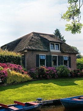Boat tour through Giethoorn canals, Amsterdam to Giethoorn tours.