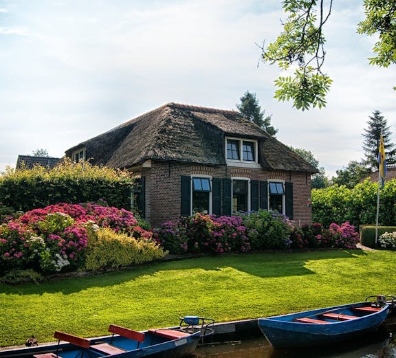 Boat tour through Giethoorn canals, Amsterdam to Giethoorn tours.