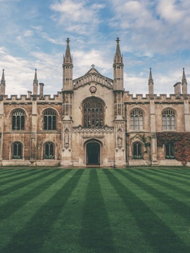 London to Oxford tour bus near historic Oxford University buildings