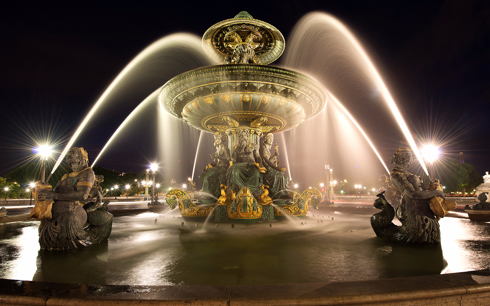 Royal Evening at Versailles Guided Tour + Great Nocturnal Waters Show from Paris