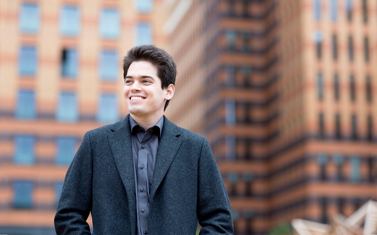 lahav shani plays and conducts gershwin's rhapsody in blue-1 lahav shani plays and conducts gershwin's rhapsody in blue-1