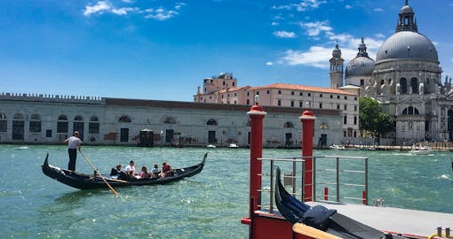 Gondola Serenade Tour with Romantic Dinner