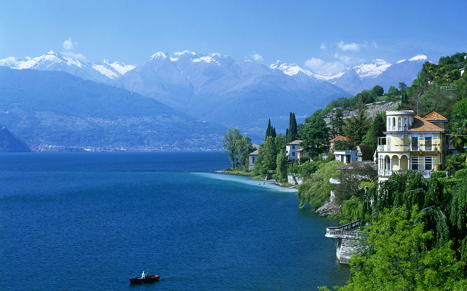 Lake Como and Bellagio Guided Day Trip with Coach Transfers from Milan