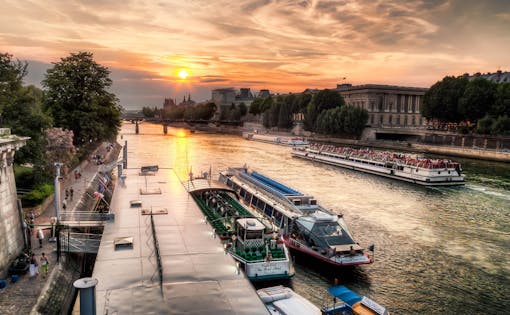 Bateaux Mouches Late Evening Seine River Dinner Cruise With Live Music