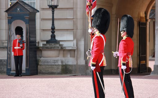 Royal Palaces Walking Tour with Guard Change