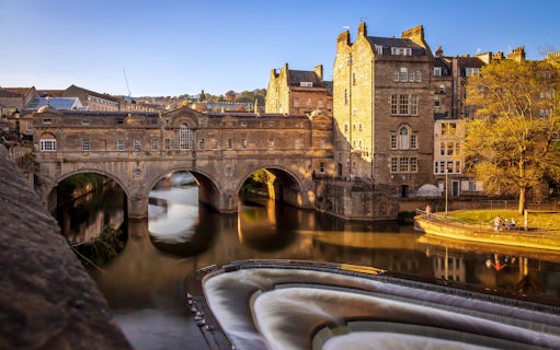 Pulteney Bridge over River Avon in Bath, United Kingdom, with historic architecture.
