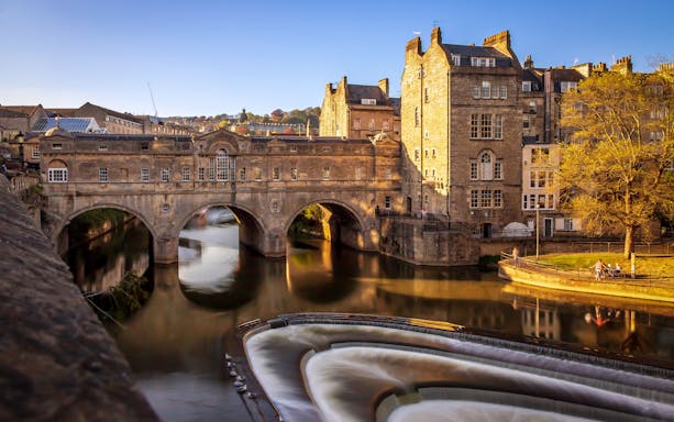 Pulteney Bridge over River Avon in Bath, United Kingdom, with historic architecture.
