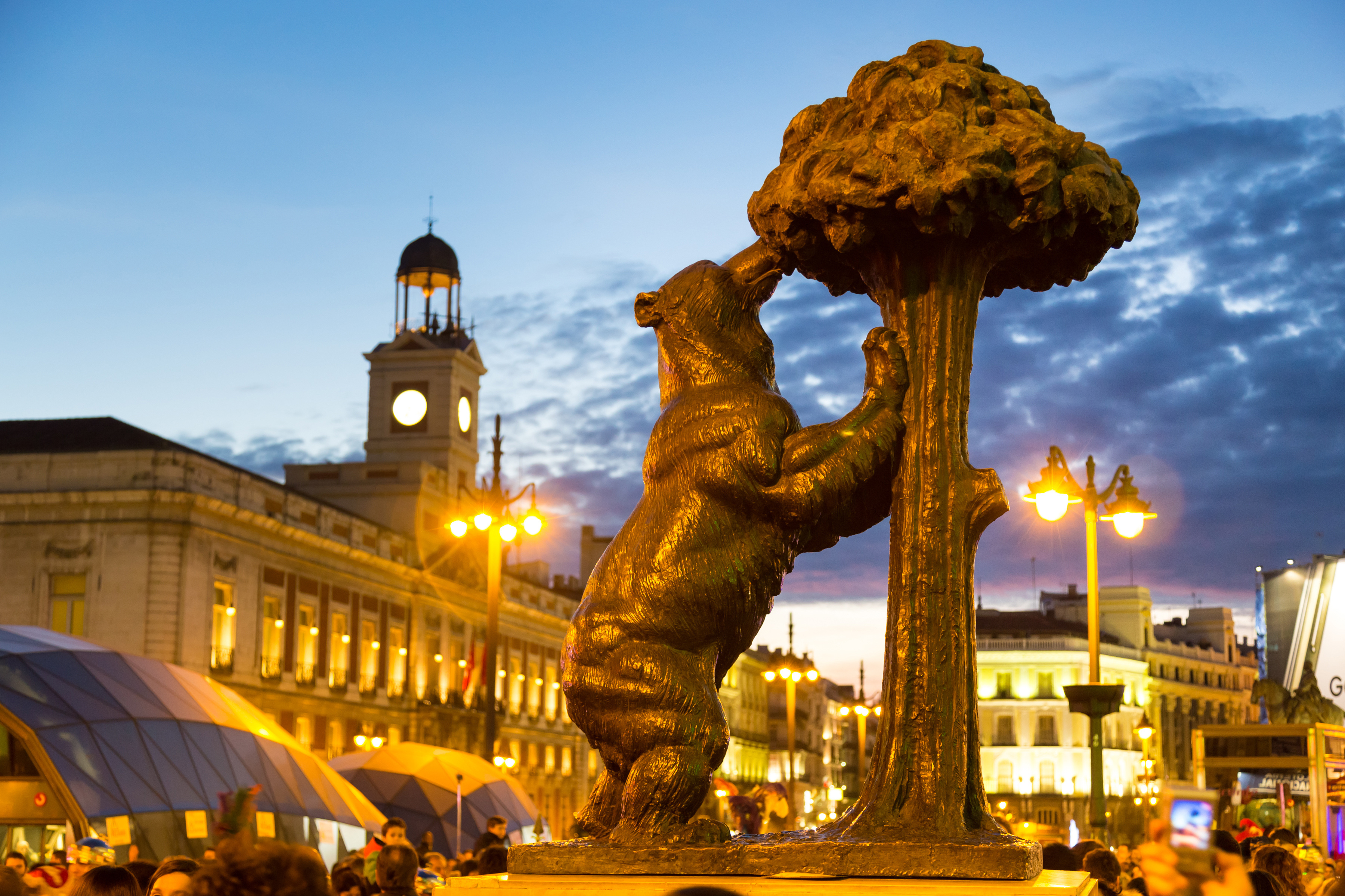statue-of-bear-on-puerta-del-sol-madrid-spain