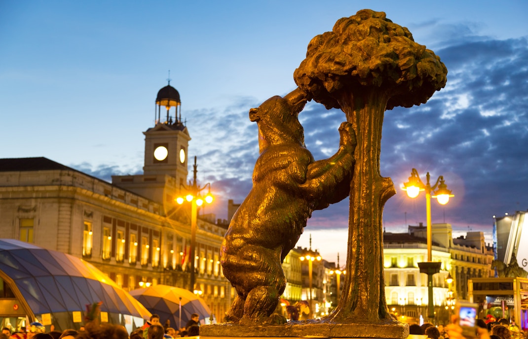statue-of-bear-on-puerta-del-sol-madrid-spain