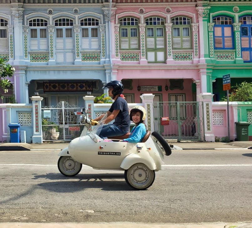 Sidecar tour through Singapore streets, highlighting city landmarks and attractions.