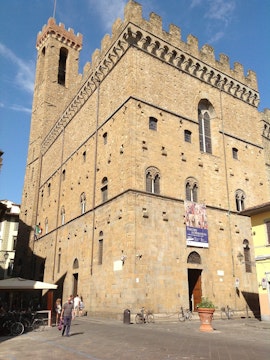 Museo del Bargello exterior in Florence, Italy, with visitors and bicycles nearby.