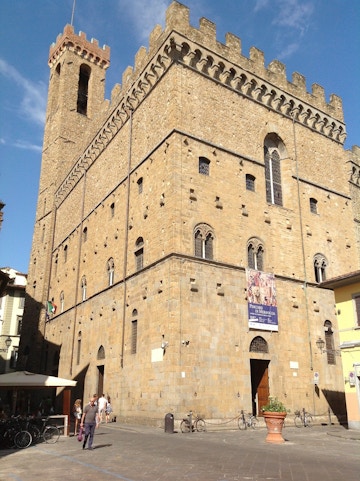 Museo del Bargello exterior in Florence, Italy, with visitors and bicycles nearby.