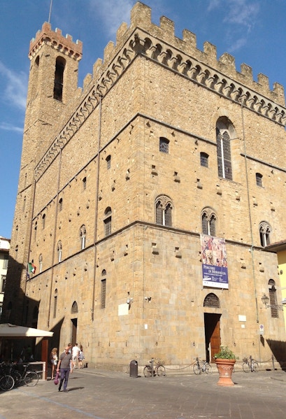Museo del Bargello exterior in Florence, Italy, with visitors and bicycles nearby.