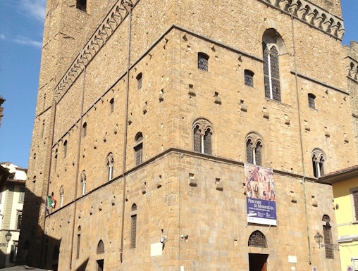 Museo del Bargello exterior in Florence, Italy, with visitors and bicycles nearby.