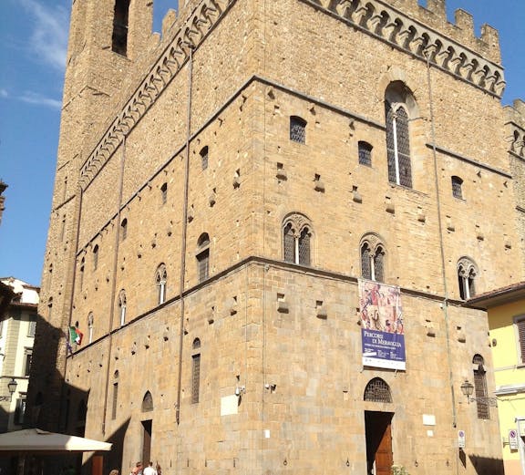 Museo del Bargello exterior in Florence, Italy, with visitors and bicycles nearby.