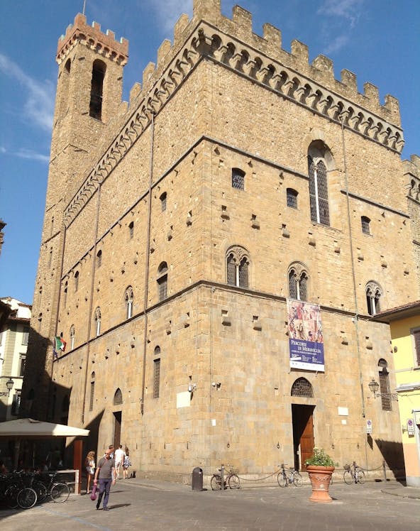 Museo del Bargello exterior in Florence, Italy, with visitors and bicycles nearby.