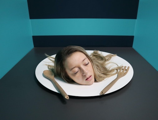 Head on a plate illusion at Museum of Illusions, Madrid.