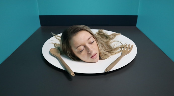 Head on a plate illusion at Museum of Illusions, Madrid.