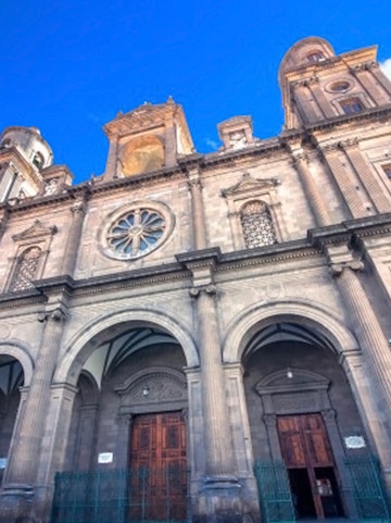 Cathedral of Santa Ana with bronze dog statue, Las Palmas, Gran Canaria.