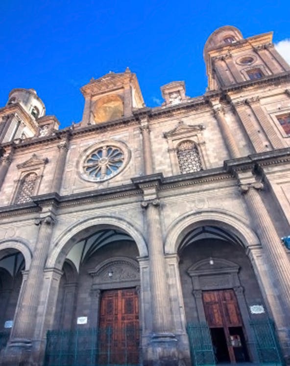 Cathedral of Santa Ana with bronze dog statue, Las Palmas, Gran Canaria.