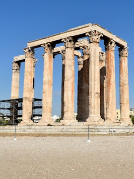 Temple of Zeus columns in Athens, Greece, under clear blue sky.
