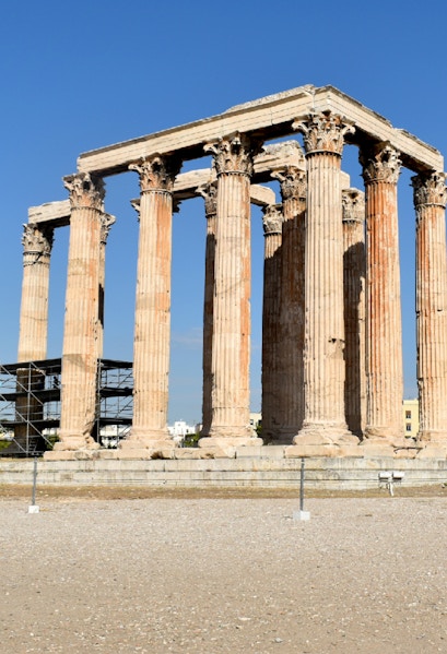 Temple of Zeus columns in Athens, Greece, under clear blue sky.