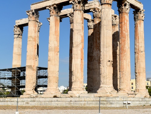 Temple of Zeus columns in Athens, Greece, under clear blue sky.
