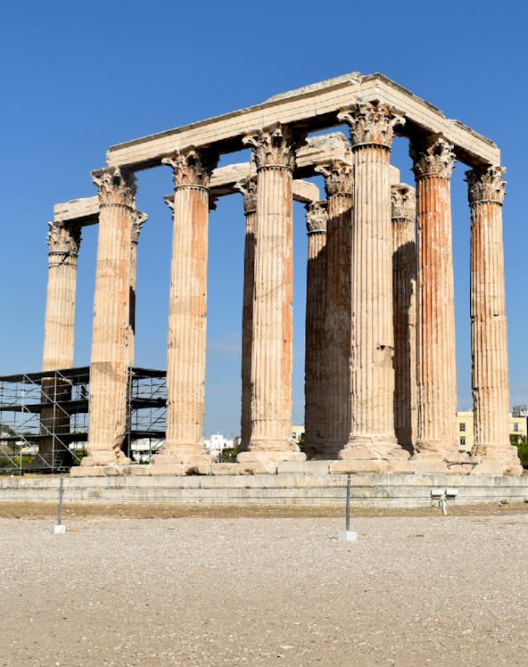 Temple of Zeus columns in Athens, Greece, under clear blue sky.