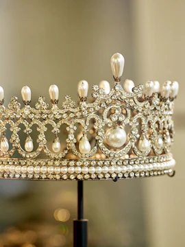 Elegant pearl and diamond tiara on display at Diamant Museum.