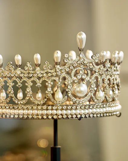 Elegant pearl and diamond tiara on display at Diamant Museum.