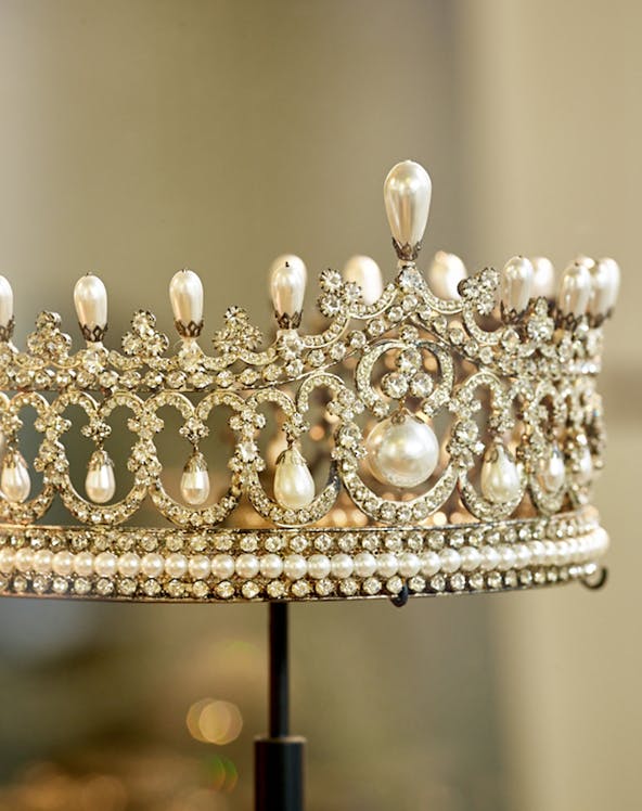 Elegant pearl and diamond tiara on display at Diamant Museum.