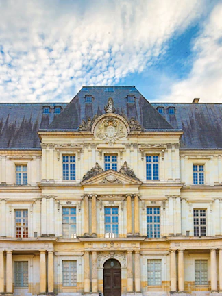 Château Royal de Blois facade with ornate architecture under a blue sky.