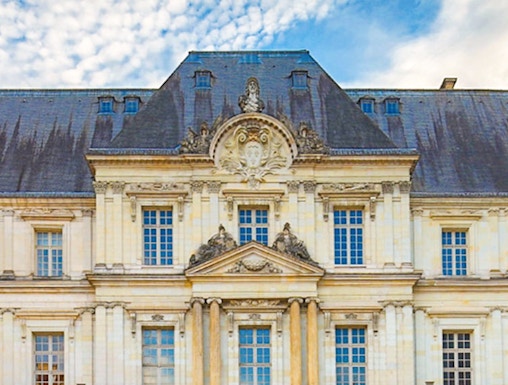 Château Royal de Blois facade with ornate architecture under a blue sky.