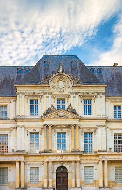 Château Royal de Blois facade with ornate architecture under a blue sky.
