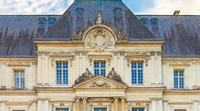 Château Royal de Blois facade with ornate architecture under a blue sky.