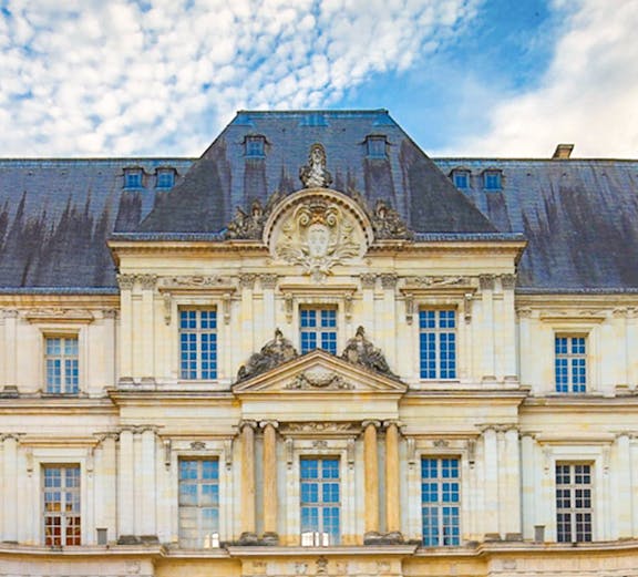 Château Royal de Blois facade with ornate architecture under a blue sky.