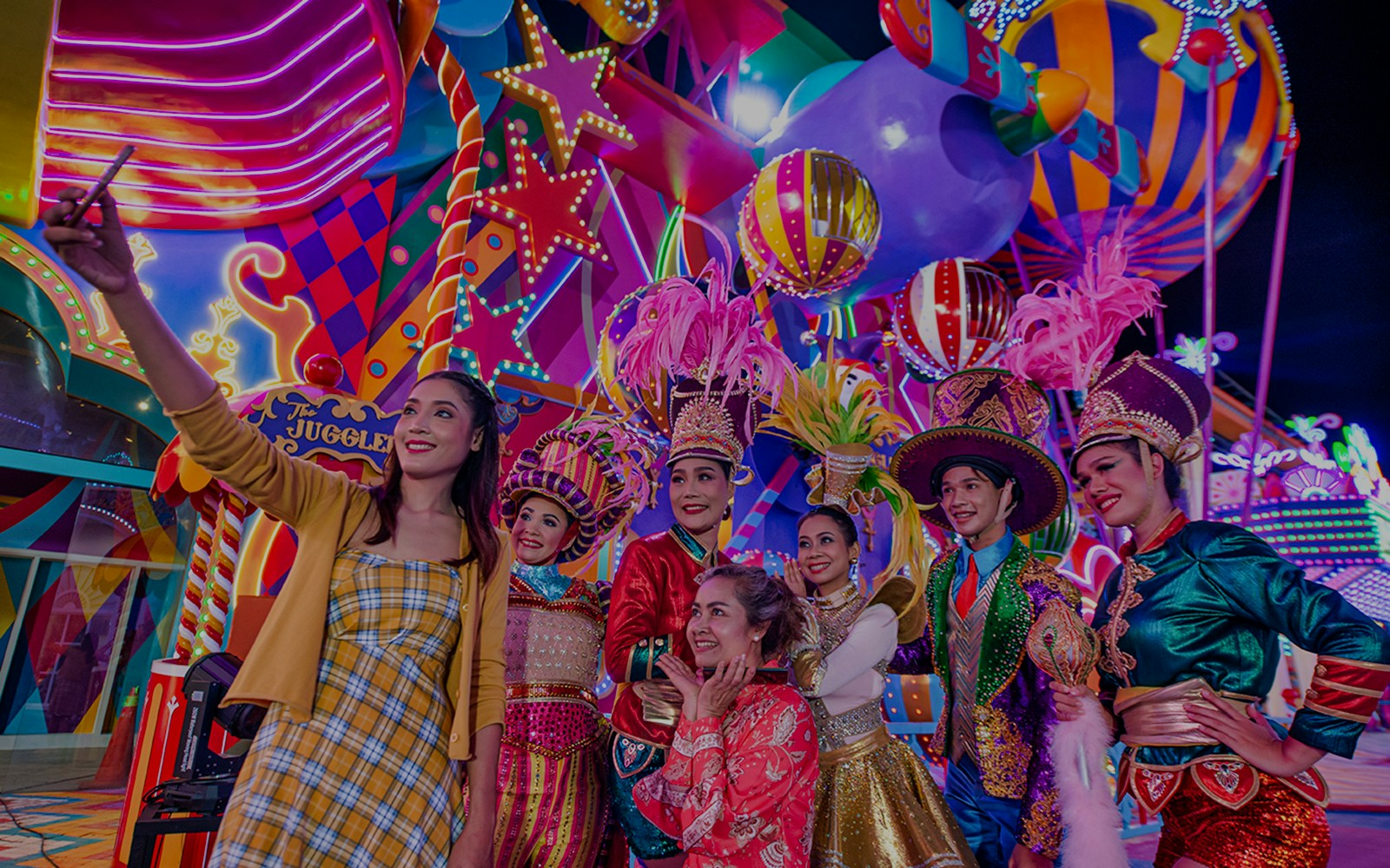 Entrada iluminada de Carnival Magic Park Phuket con luces vibrantes y elementos decorativos.