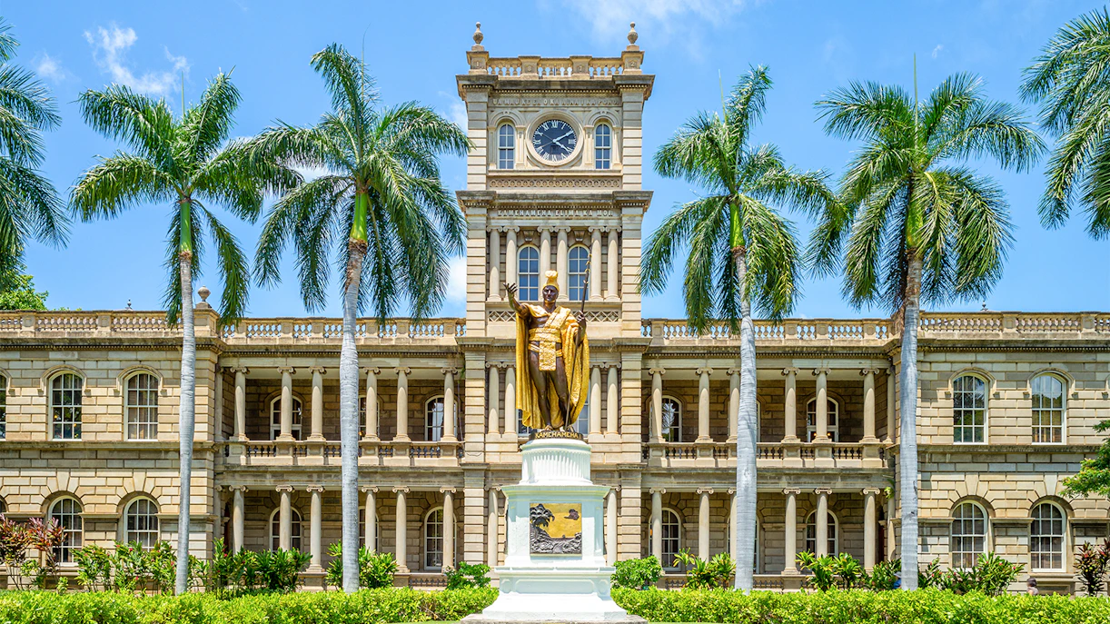 Kamehameha statues and State Supreme Court in Downtown Hawaii