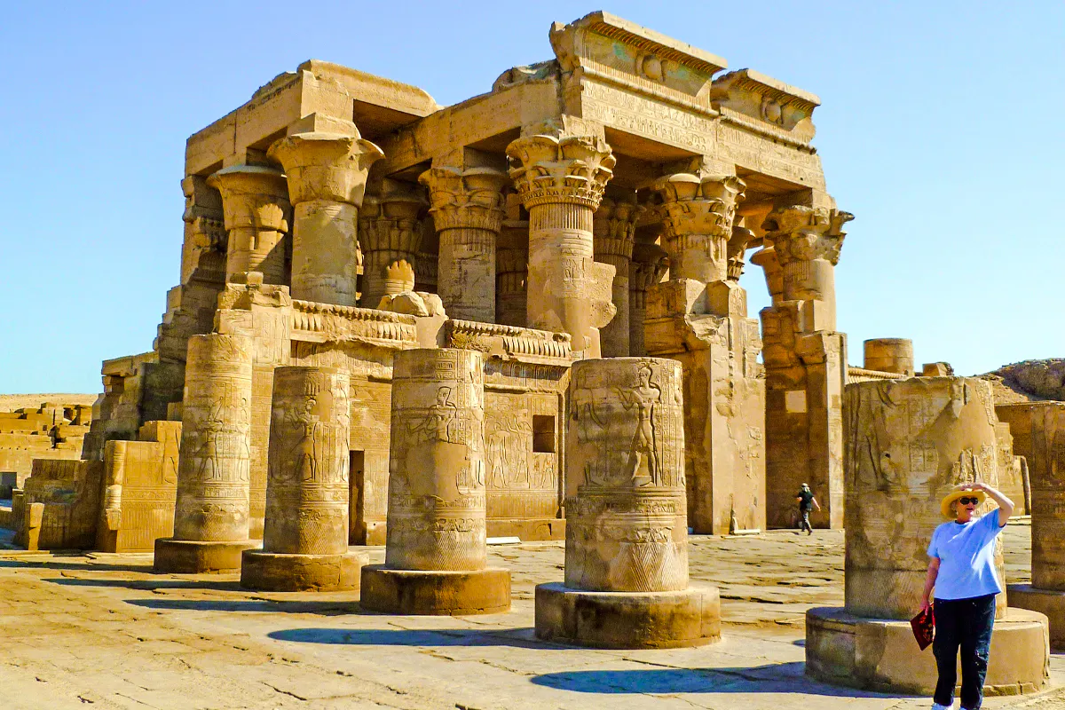 saindo de assuã: passeio privado de um dia com guia aos templos de kom ombo e edfu-1