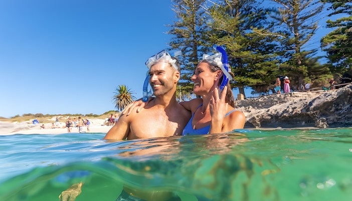 Passagiers genieten van het schilderachtige uitzicht op de Rottnest Island Return Ferry vanuit Perth of Fremantle, met de kustlijn van het eiland op de achtergrond