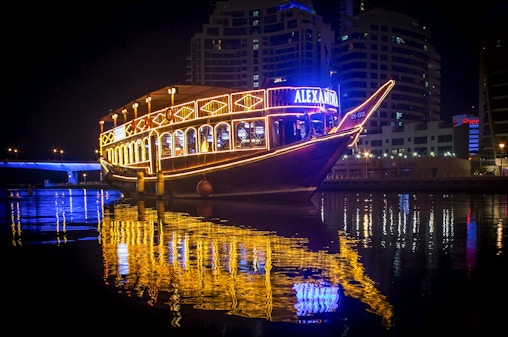 Crucero VIP Alexandra en dhow con cena y espectáculo