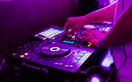 Divertisment cu DJ la bord