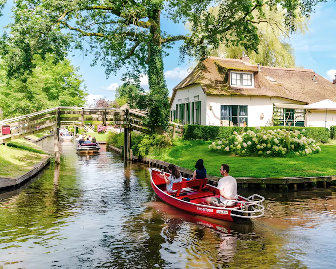 From Amsterdam: Giethoorn Day Trip with Boat Ride & Walking Tour