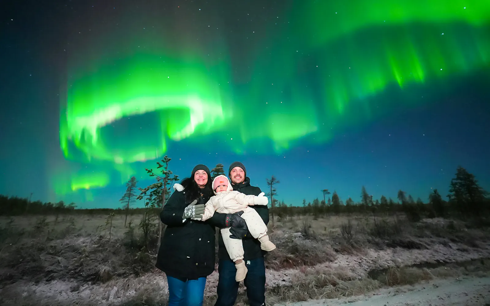 Guests viewing Northern Lights on a bus tour in Rovaniemi.