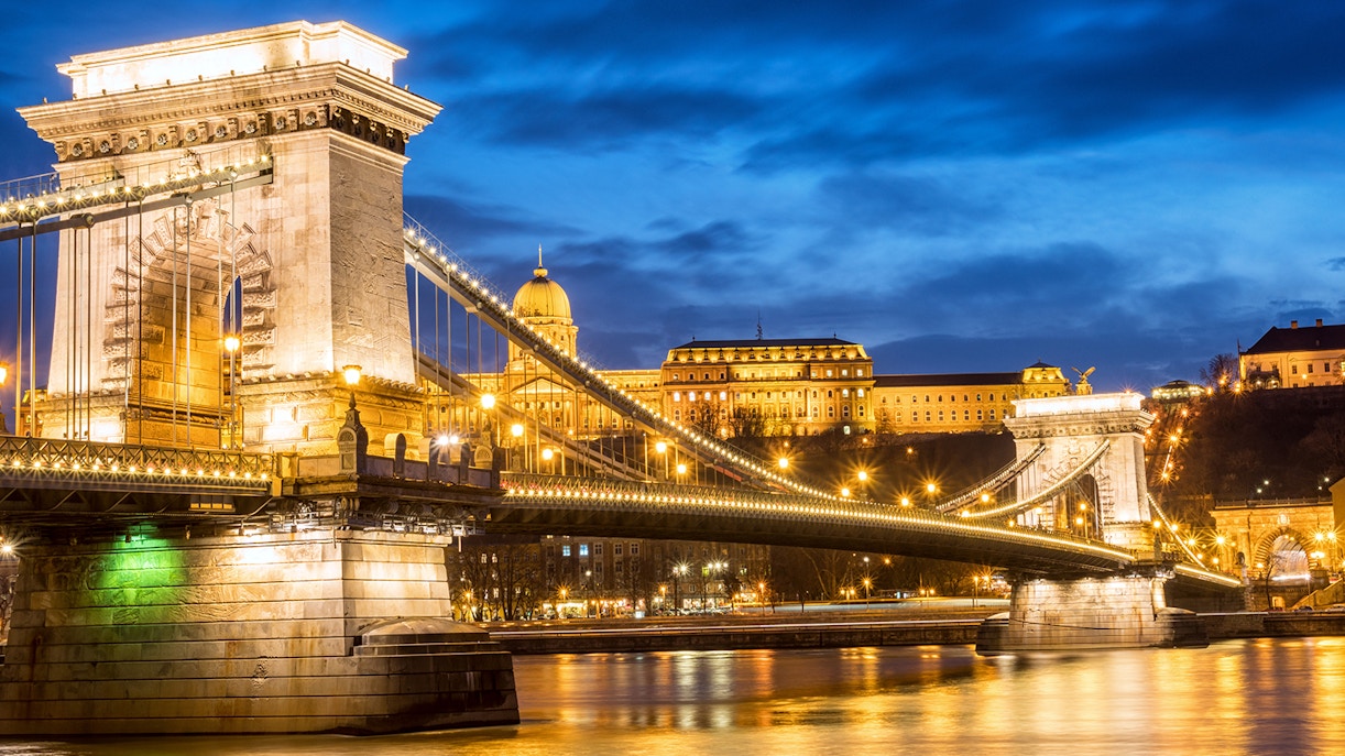 https://cdn-imgix.headout.com/media/images/00c30995bf8344fcb240627cae671abc-22639-budapest-budapest-gin-tonic---cocktail-cruise-03.jpg
