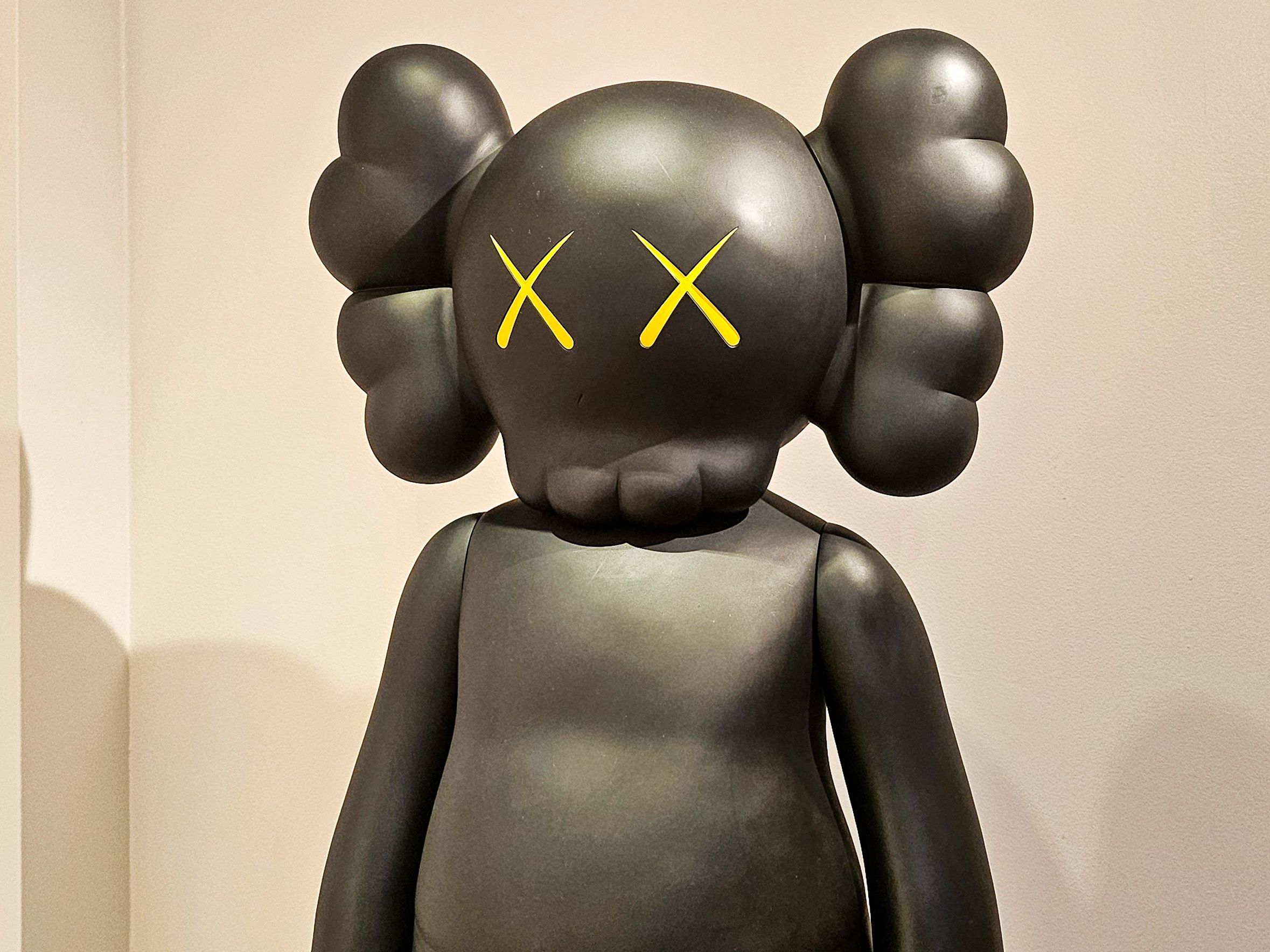 Zwart standbeeld met de naam 'Final Days' van kunstenaar KAWS