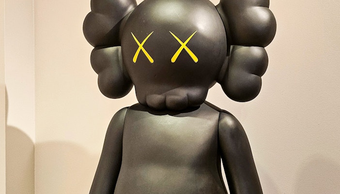 Zwart standbeeld met de naam 'Final Days' van kunstenaar KAWS
