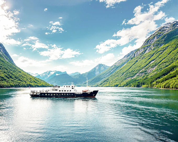 Alesund–Geiranger Fjord Sightseeing Cruise & Bus Tour
