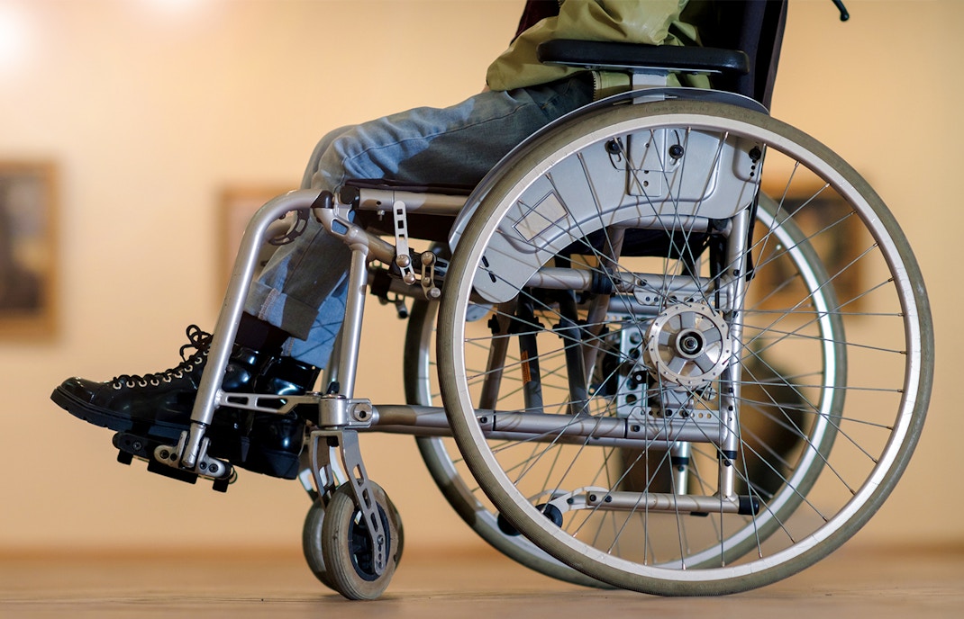 Sedia a rotelle in un museo che mette in risalto le caratteristiche di accessibilità.