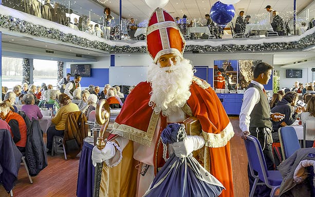 Santa Claus entertaining guests on an afternoon advent cruise in Cologne.